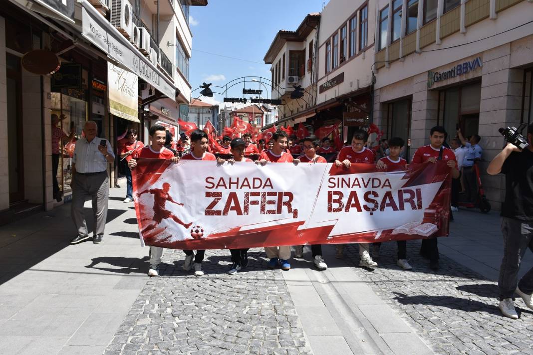 Konya'da LGS öğrencilerinden A Milli Futbol Takımı'na coşkulu destek 4